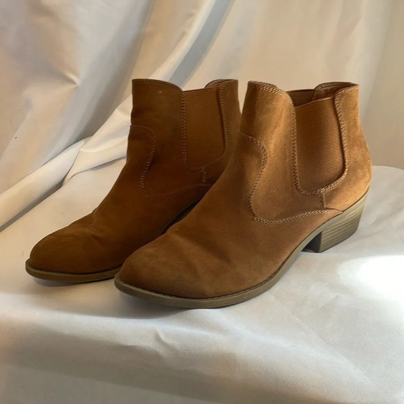 EUC Arizona camel suede booties 8 with stretchable material at ankles - Picture 2 of 4